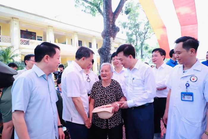 Thứ trưởng BỘ Y tế và các đại biểu trò chuyện, thăm hỏi người dân khi đến khám sức khỏe