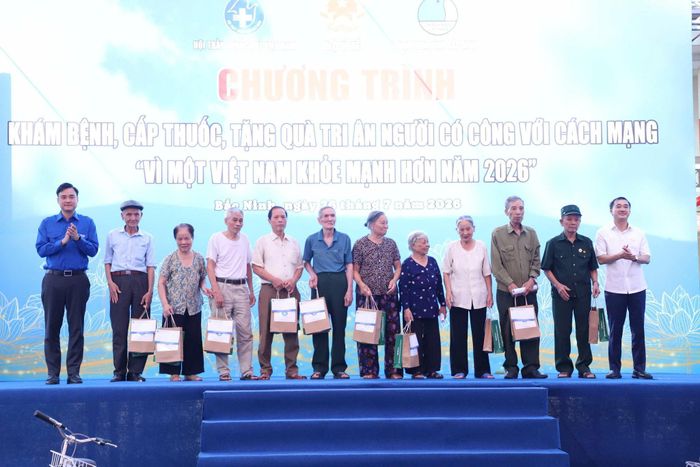 Thứ trưởng Bộ Y tế đại diện Ban tổ chức trao 10 phần quà cho các gia đình chính sách, gia đình người có công với các mạnh.