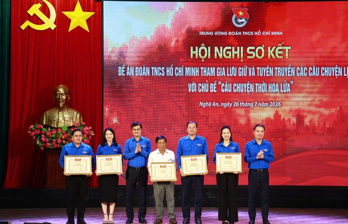 Ban Bí thư Trung ương Đoàn trao Bằng khen cho các tập thể có thành tích xuất sắc trong triển khai Đề án.