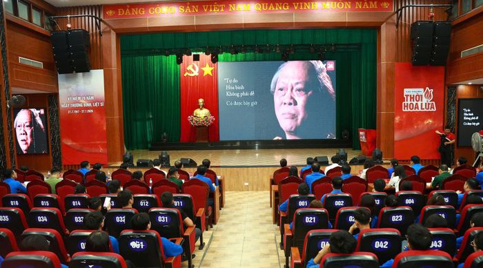 Các bạn trẻ xúc động khi được nghe những câu chuyện của các nhân chứng lịch sử.
