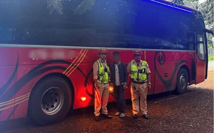 CSGT Đắk Lắk phát hiện tài xế xe khách chạy 134 km/h trên đường Hồ Chí Minh, vượt tốc độ cho phép 64 km/h và dương tính với chất ma túy.