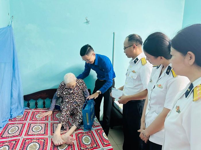 Cán bộ, chiến sĩ và Hội phụ nữ Lữ đoàn 161 tặng quà cho Mẹ Việt Nam Anh hùng tại phường Sơn Trà.
