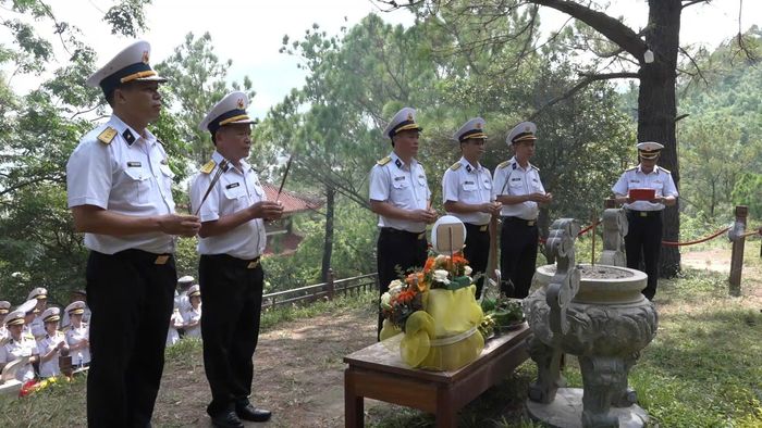 Đoàn Công tác Vùng 3 Hải quân hành quân về nguồn đến dâng hương Đại tướng Võ Nguyên Giáp.