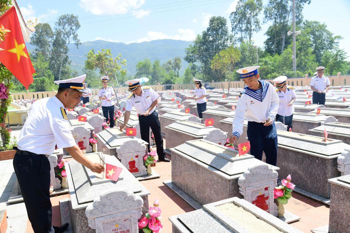Đoàn thanh niên, Hội phụ nữ Lữ đoàn 680 tổ chức thắp hương tưởng niệm tại Nghĩa trang Liệt sĩ xã Hà Nha.