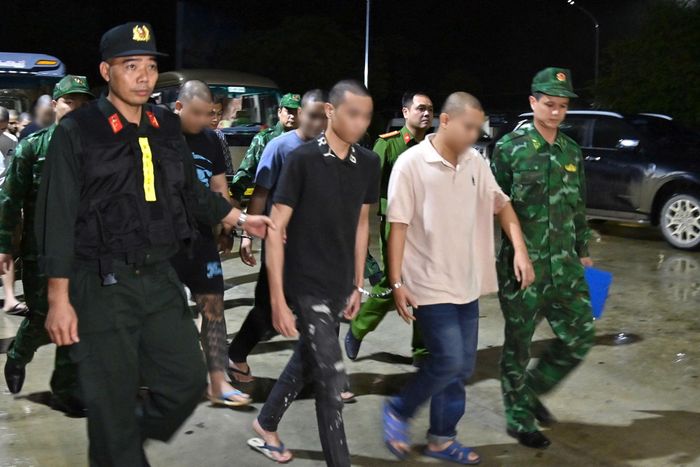 Lực lượng Công an tỉnh Lai Châu phối hợp với Bộ đội Biên phòng tỉnh Lai Châu tiếp nhận 40 đối tượng tại Cửa khẩu quốc tế Tây Trang (Điện Biên) để phục vụ công tác điều tra.