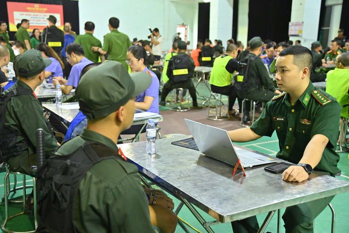 Lực lượng chức năng lấy lời khai các đối tượng trong đường dây lừa đảo xuyên quốc gia.