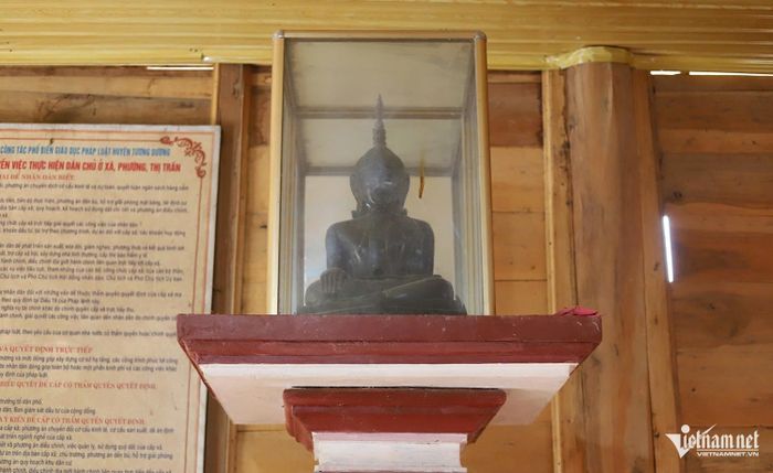 Tượng được cố định với trụ bê tông, xung quanh được bảo vệ bằng tủ kính. Ảnh: T.T