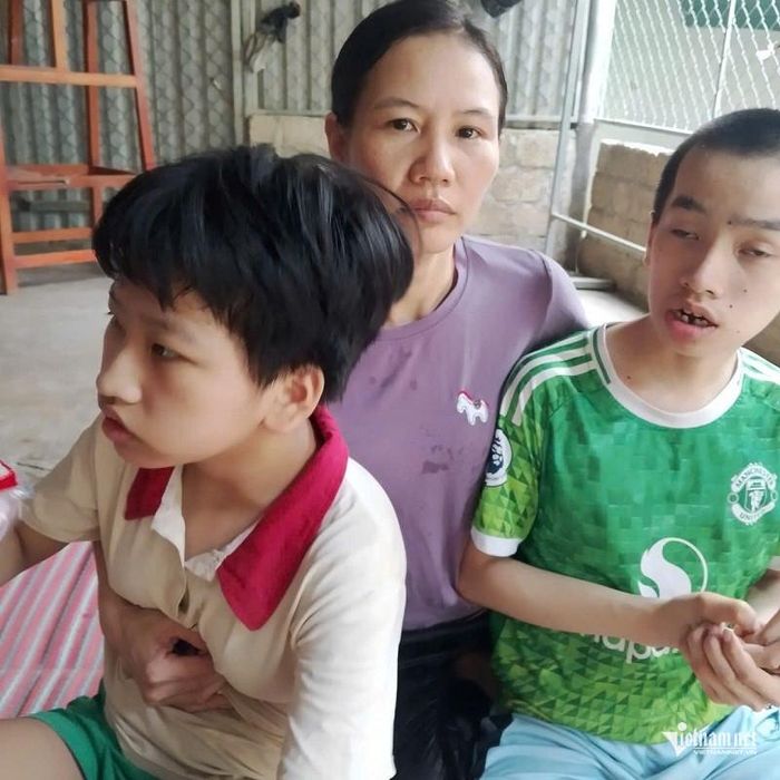 Gần 20 năm nay, chị Ngọc luôn bên cạnh tục trực chăm sóc Thuận An và Linh Chi 