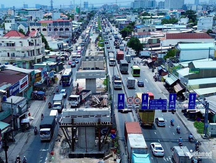 Dòng xe container, xe tải nhích từng chút một qua khu vực rào chắn