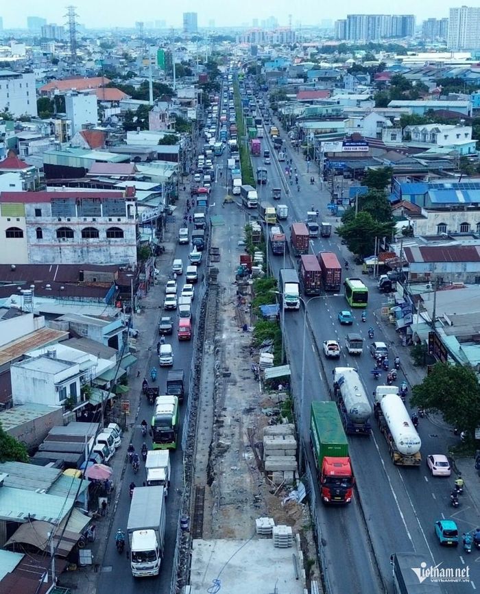 Áp lực giao thông trong giờ cao điểm rất lớn, buộc các đơn vị thi công phải giải bài toán vừa tổ chức phân luồng, vừa duy trì thi công liên tục để bảo đảm tiến độ dự án