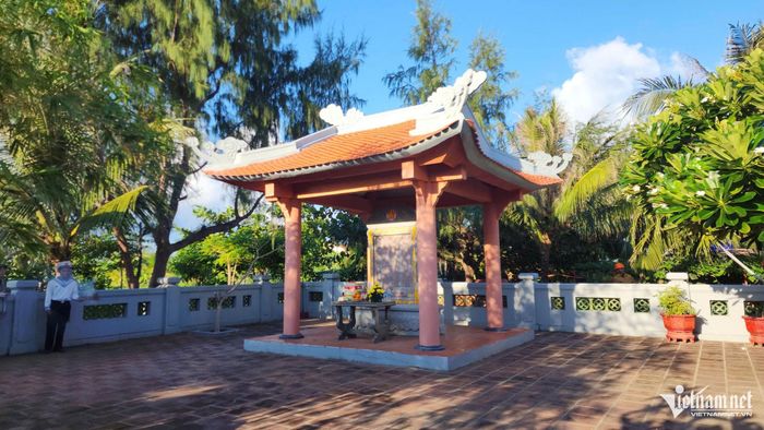 Bia đá tưởng niệm ghi phương danh 64 chiến sĩ hy sinh ở Gạc Ma.