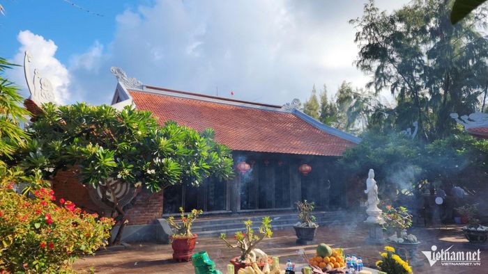 Khuôn viên chùa Phan Vinh rộng rãi, thoáng mát.