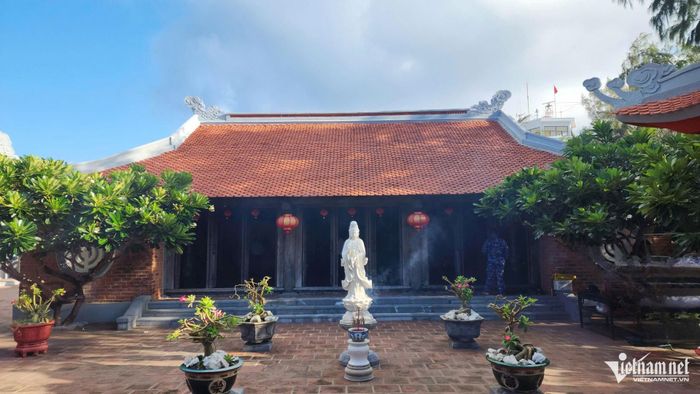 Chính điện ngôi chùa hướng về thủ đô Hà Nội. 