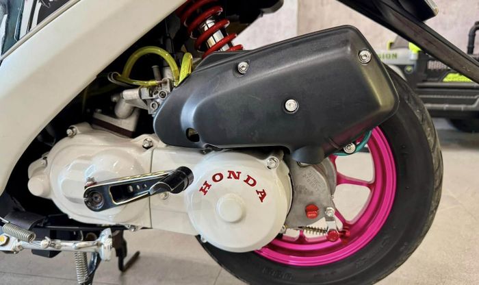 Honda Dio Baja sử dụng động cơ 49 cc, xi-lanh đơn, 2 thì, làm mát bằng gió.