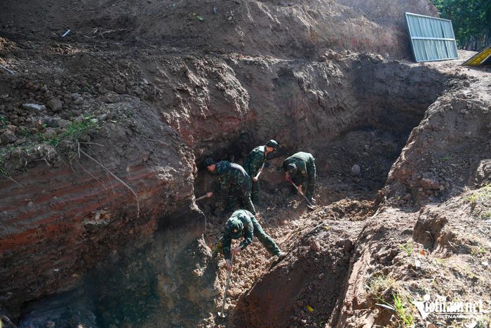 Lực lượng tìm kiếm, quy tập hài cốt liệt sĩ tiếp tục mở rộng phạm vi tìm kiếm tại công viên Lê Thị Riêng. Ảnh: Nguyễn Huế