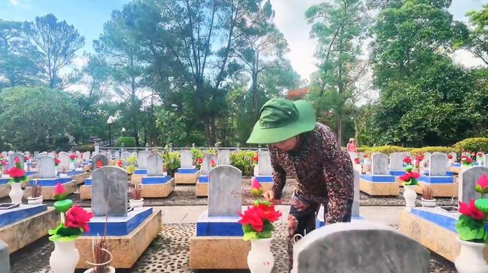 Bà Thắng vừa rơi nước mắt vừa thắp hương cho các mộ liệt sĩ