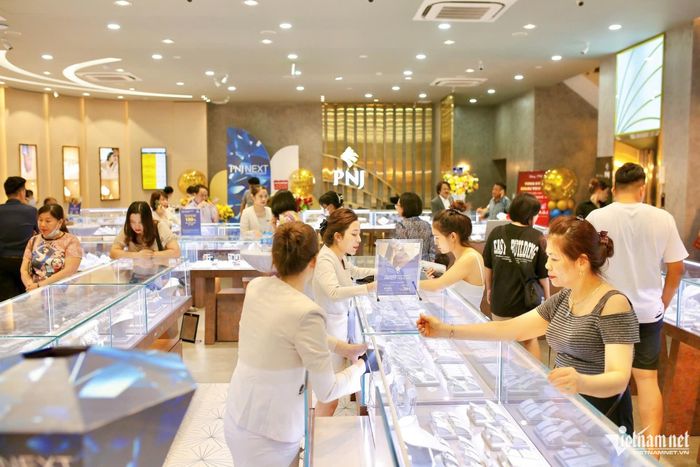 Khách bán trang sức phải chờ thanh toán trong 5 đợt. Ảnh: Thu Hà