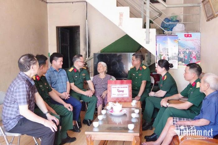 Bộ Chỉ huy Quân sự tỉnh Quảng Ninh đến thăm Mẹ Việt Nam Anh hùng Hoàng Thị Sinh nhân dịp kỷ niệm ngày Thương binh - Liệt sĩ 27/7