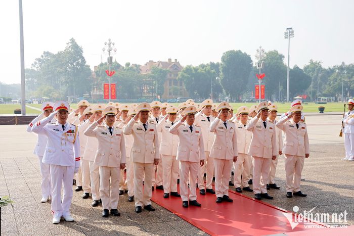 Đoàn đại biểu Đảng ủy Công an Trung ương - Bộ Công an đặt vòng hoa tưởng niệm Chủ tịch Hồ Chí Minh