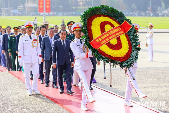 Đoàn đại biểu Thành ủy, HĐND, UBND, Ủy ban MTTQ Việt Nam thành phố Hà Nội đặt vòng hoa tưởng niệm Chủ tịch Hồ Chí Minh