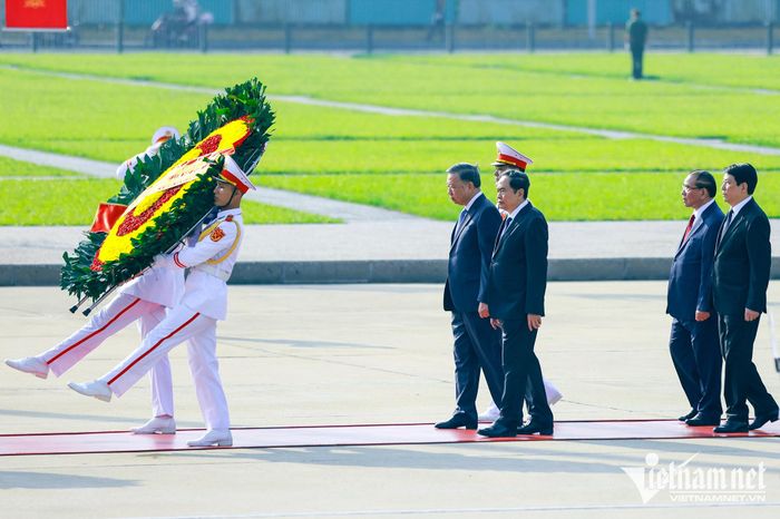 Lãnh đạo Đảng, Nhà nước đặt vòng hoa và vào Lăng viếng Chủ tịch Hồ Chí Minh