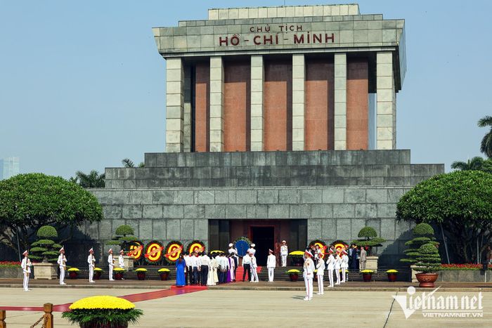 Các đoàn đại biểu vào Lăng viếng Bác