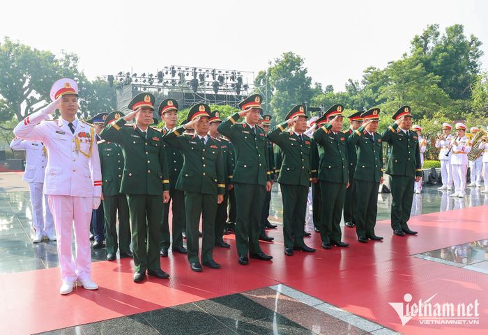Đoàn đại biểu Quân ủy Trung ương - Bộ Quốc phòng đặt vòng hoa tưởng niệm các Anh hùng liệt sĩ