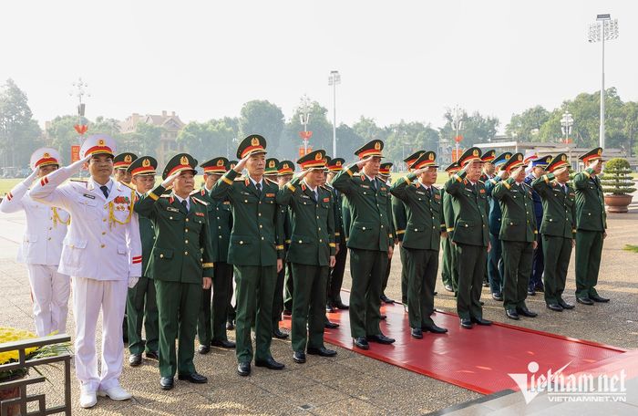 Đoàn đại biểu Quân ủy Trung ương - Bộ Quốc phòng đặt vòng hoa tưởng niệm Chủ tịch Hồ Chí Minh