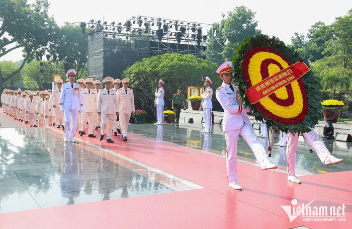 Đoàn đại biểu Đảng ủy Công an Trung ương - Bộ Công an đặt vòng hoa tại Đài Tưởng niệm các Anh hùng liệt sĩ