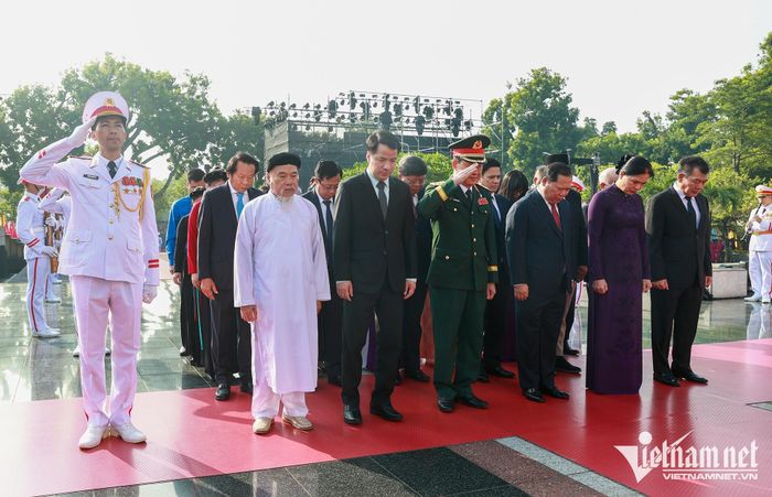 Đoàn đại biểu Ủy ban Trung ương MTTQ Việt Nam tưởng niệm các Anh hùng liệt sĩ