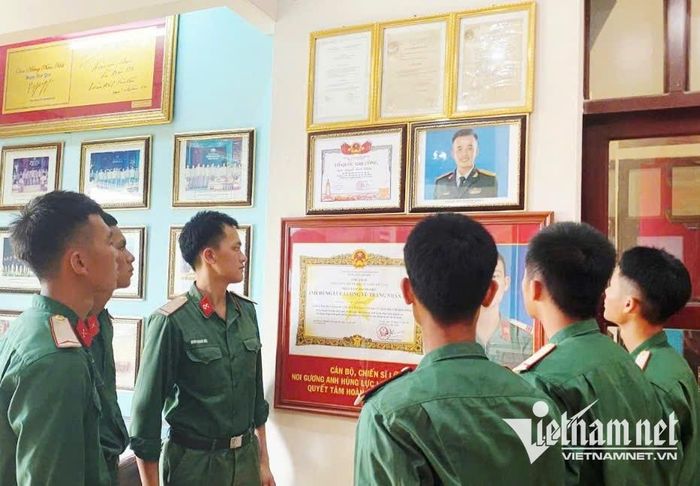 Cán bộ, chiến sĩ tìm hiểu các kỷ vật, Bằng khen của Liệt sỹ Nguyễn Đình Khiêm tại phòng truyền thống. Ảnh: Mỹ Dung