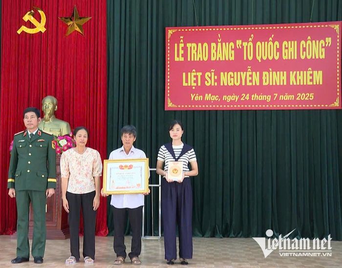 Gia đình liệt sĩ Nguyễn Đình Khiêm trong buổi lễ đón nhận bằng "Tổ Quốc ghi công"