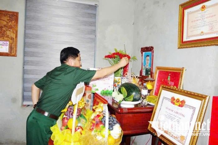 Đại tá Đỗ Ngọc Thanh - Phó Chủ nhiệm Chính trị Quân khu 3 và đoàn công tác thắp hương tri ân tại gia đình Liệt sĩ Nguyễn Đình Khiêm. Ảnh: Mỹ Dung