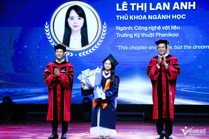 GS Lê Trung Thành, Giám đốc ĐH Phenikaa cùng Phó Tổng Giám đốc Nguyễn Phú Khánh trao bằng tốt nghiệp và vinh danh thủ khoa với Lê Thị Lan Anh. Ảnh: Thanh Hùng