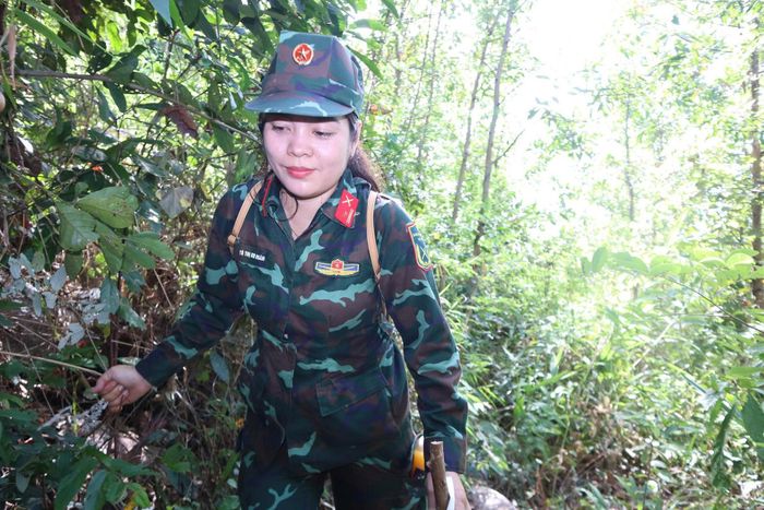 Đường vào hang Đá Sập dốc đứng, nhiều đoạn trơn trượt, người đi phải bám cây để di chuyển. Ảnh: Quang Cường