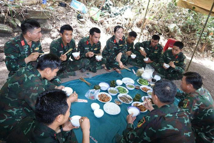 Bữa cơm nóng giữa rừng tiếp thêm sức cho lực lượng tìm kiếm, quy tập hài cốt liệt sĩ. Ảnh: Quang Cường