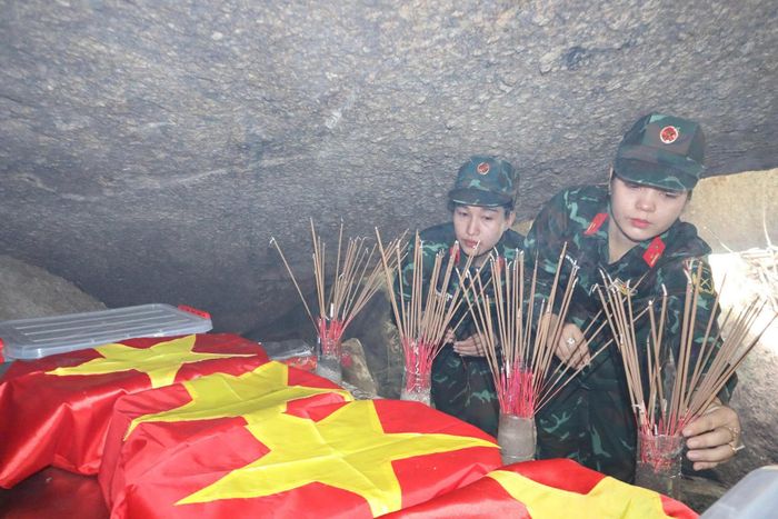 Nén hương tri ân được thắp lên bên những hài cốt liệt sĩ vừa được tìm thấy tại hang Đá Sập. Ảnh: Quang Cường