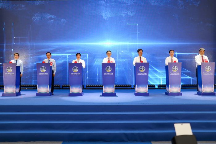 Phó Thủ tướng Phan Văn Giang cùng các đại biểu thực hiện nghi thức công bố sản phẩm nhôm thỏi đầu tiên của Việt Nam