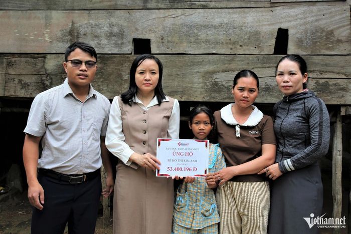 Đại diện Báo VietNamNet cùng Phòng Văn hóa - Xã hội xã Phước Trà trao 53.400.196 đồng của bạn đọc hỗ trợ bé Hồ Thị Kim Anh