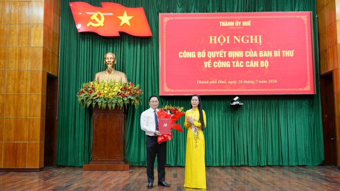 Phó Trưởng Ban Tổ chức Trung ương Bùi Thị Quỳnh Vân trao quyết định cho Phó Bí thư Thành ủy Huế Lê Trí Thanh. Ảnh: Lê Bằng