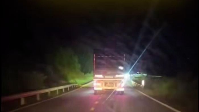 Tài xế xe đầu kéo không chấp hành hiệu lệnh của CSGT bỏ chạy hơn 130km theo hướng cao tốc Nội Bài - Lào Cai. Ảnh cắt từ clip