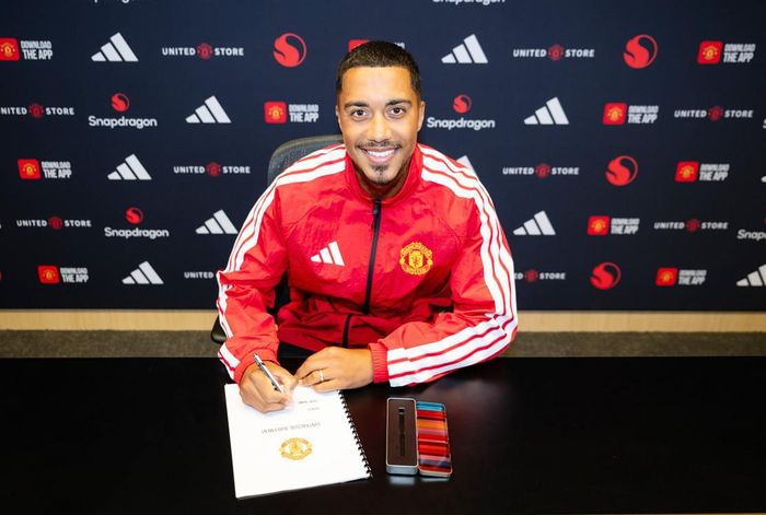 Tielemans đặt bút ký vào bản hợp đồng 5 năm với MU - Ảnh: MUFC