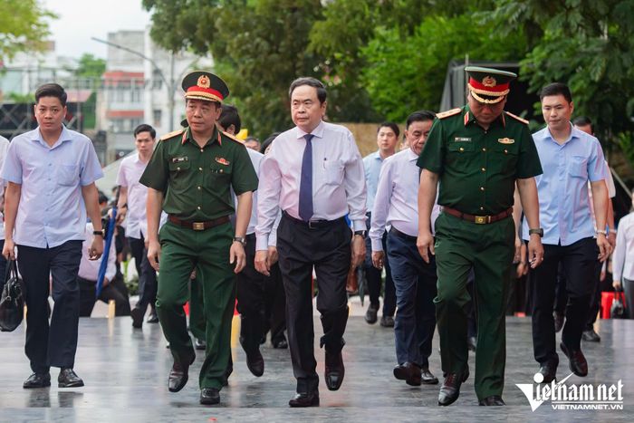 Chủ tịch Quốc hội Trần Thanh Mẫn dẫn đầu đoàn công tác đến dâng hoa, dâng hương tưởng niệm các Anh hùng liệt sĩ và thăm, động viên lực lượng thực hiện nhiệm vụ tìm kiếm, quy tập hài cốt liệt sĩ tại công viên Lê Thị Riêng (phường Hòa Hưng, TPHCM).