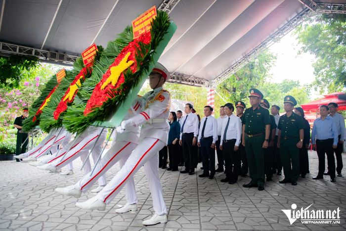 Trong không khí trang nghiêm, các đại biểu thành kính dâng hoa, bày tỏ lòng biết ơn sâu sắc đối với các Anh hùng liệt sĩ đã anh dũng hy sinh vì sự nghiệp đấu tranh giải phóng dân tộc, thống nhất đất nước.