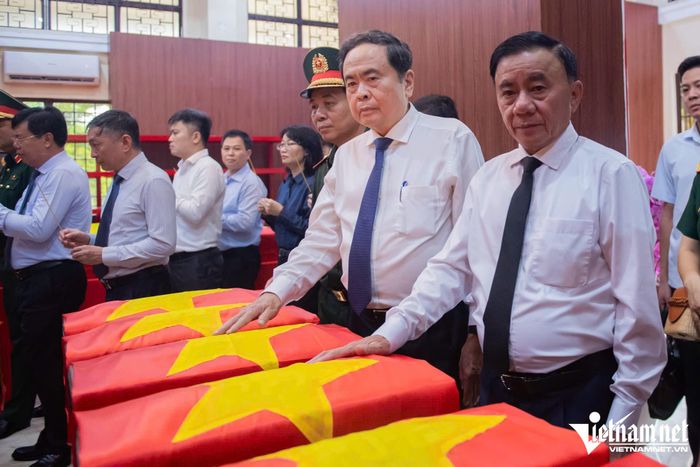 Chủ tịch Quốc hội Trần Thanh Mẫn dâng hương tưởng niệm tại Nhà quàn hài cốt liệt sĩ, cùng nơi thờ Anh hùng liệt sĩ Lê Thị Riêng và Anh hùng liệt sĩ Trần Văn Kiểu.
