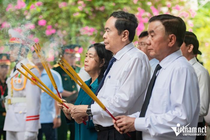 Chủ tịch Quốc hội Trần Thanh Mẫn và đoàn công tác dâng hương tại Tượng đài Cố Tổng Bí thư Trần Phú.