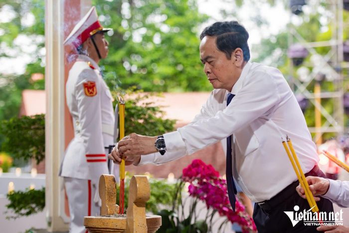 Chủ tịch Quốc hội Trần Thanh Mẫn dâng hương tại Nhà bia tưởng niệm các Anh hùng liệt sĩ trong cuộc Tổng tiến công và nổi dậy Xuân Mậu Thân 1968.