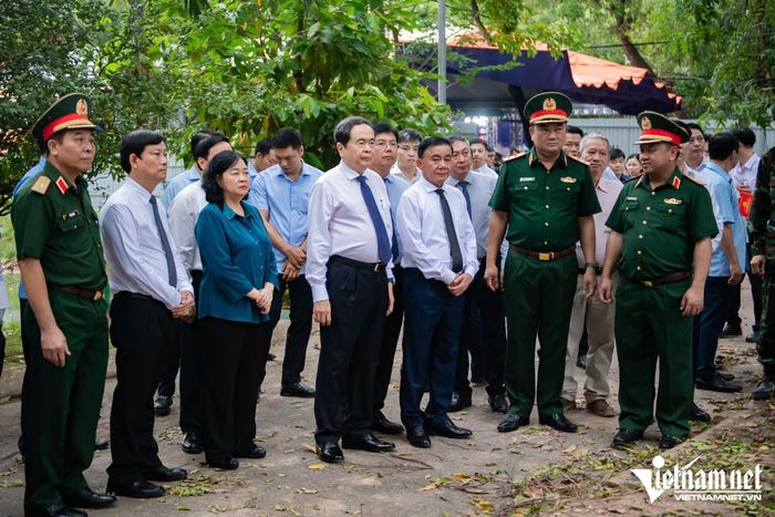 Sau Lễ dâng hương, Chủ tịch Quốc hội Trần Thanh Mẫn và đoàn công tác xuống khu vực tìm kiếm, quy tập hài cốt liệt sĩ phía sau nhà truyền thống để thắp hương, kiểm tra thực địa, thăm hỏi, động viên cán bộ, chiến sĩ đang làm nhiệm vụ.