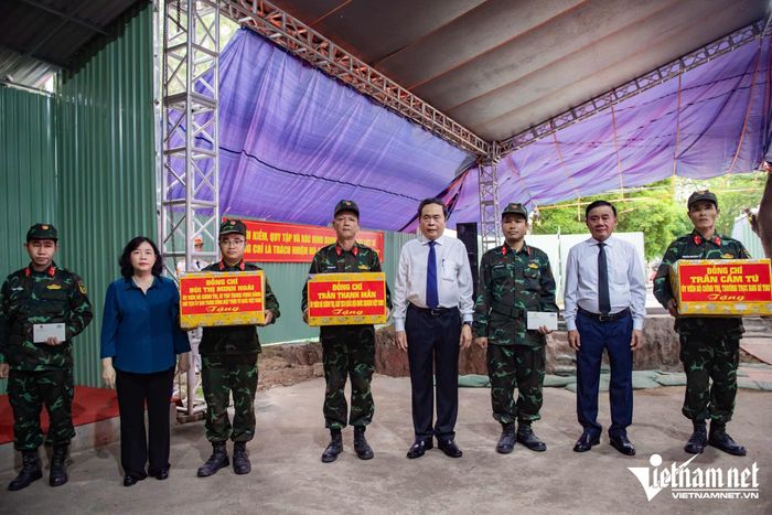 Chủ tịch Quốc hội Trần Thanh Mẫn động viên, tặng quà cán bộ, chiến sĩ và các lực lượng đang trực tiếp thực hiện nhiệm vụ tại công viên Lê Thị Riêng.