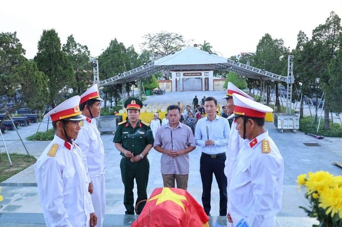 Lãnh đạo xã Hoằng Hóa dâng hương tưởng nhớ, tri ân liệt sĩ Trịnh Đức Diệu